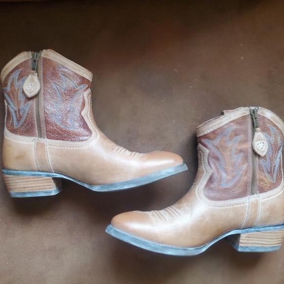 Ariat Shoes - COWGIRL BOOTS by Ariat with Side Zipper. Size 8.